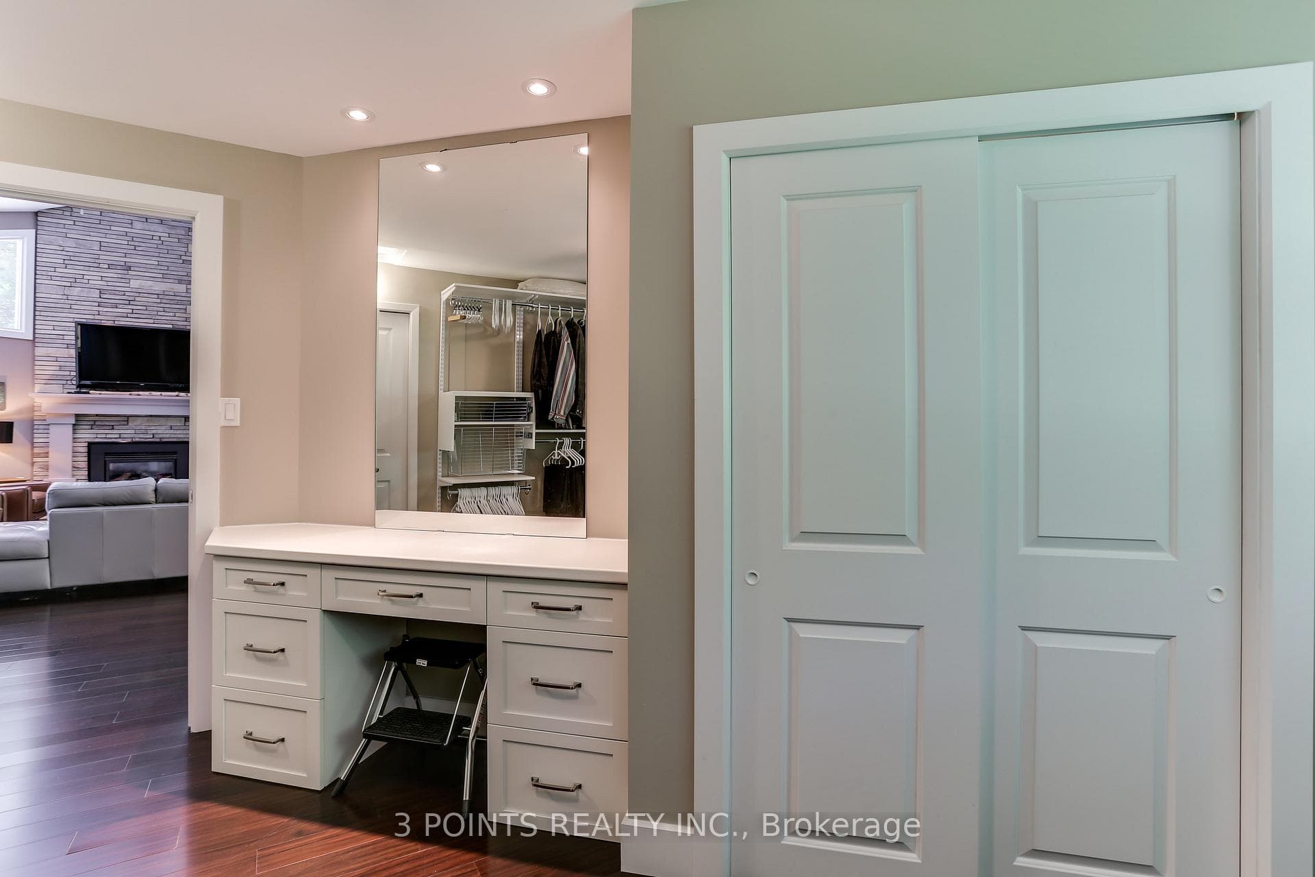 4 FRANCES Crescent photo 29