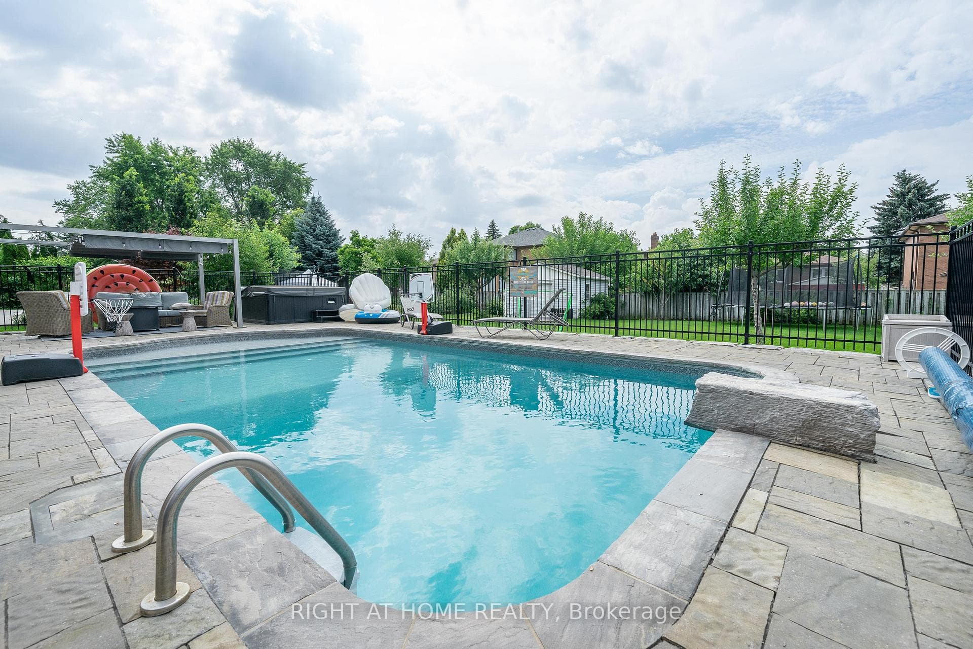 131 Pemberton Road photo 37