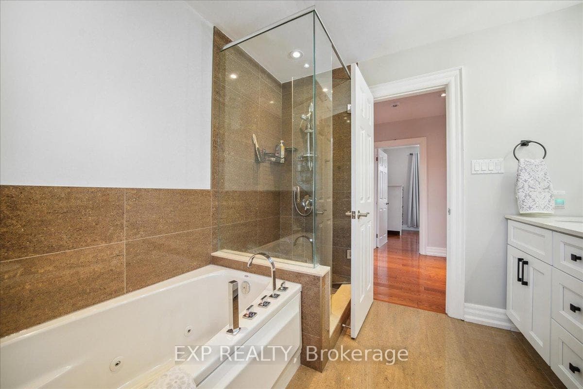 137 Kingsview Boulevard photo 20