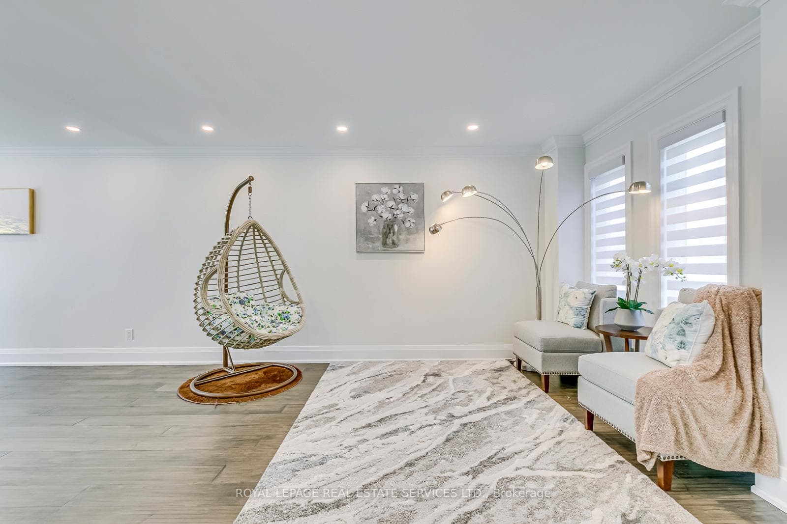 1097 Grandeur Crescent photo 4