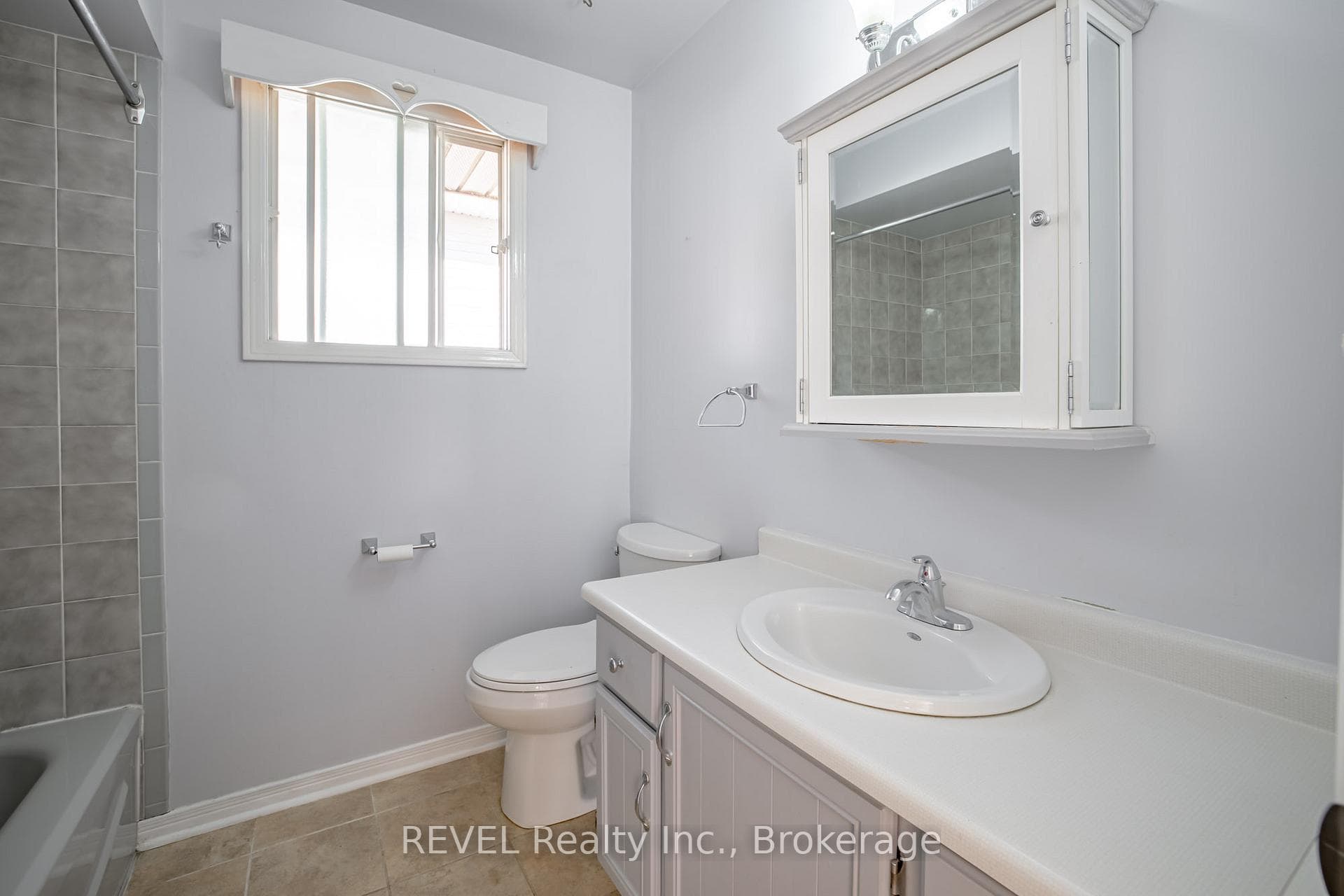 Main floor 4 piece bathroom