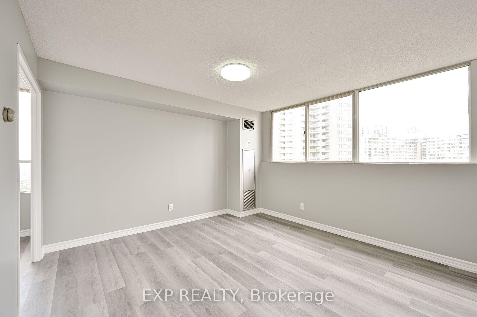 3695 Kaneff Crescent Unit 1404 photo 26