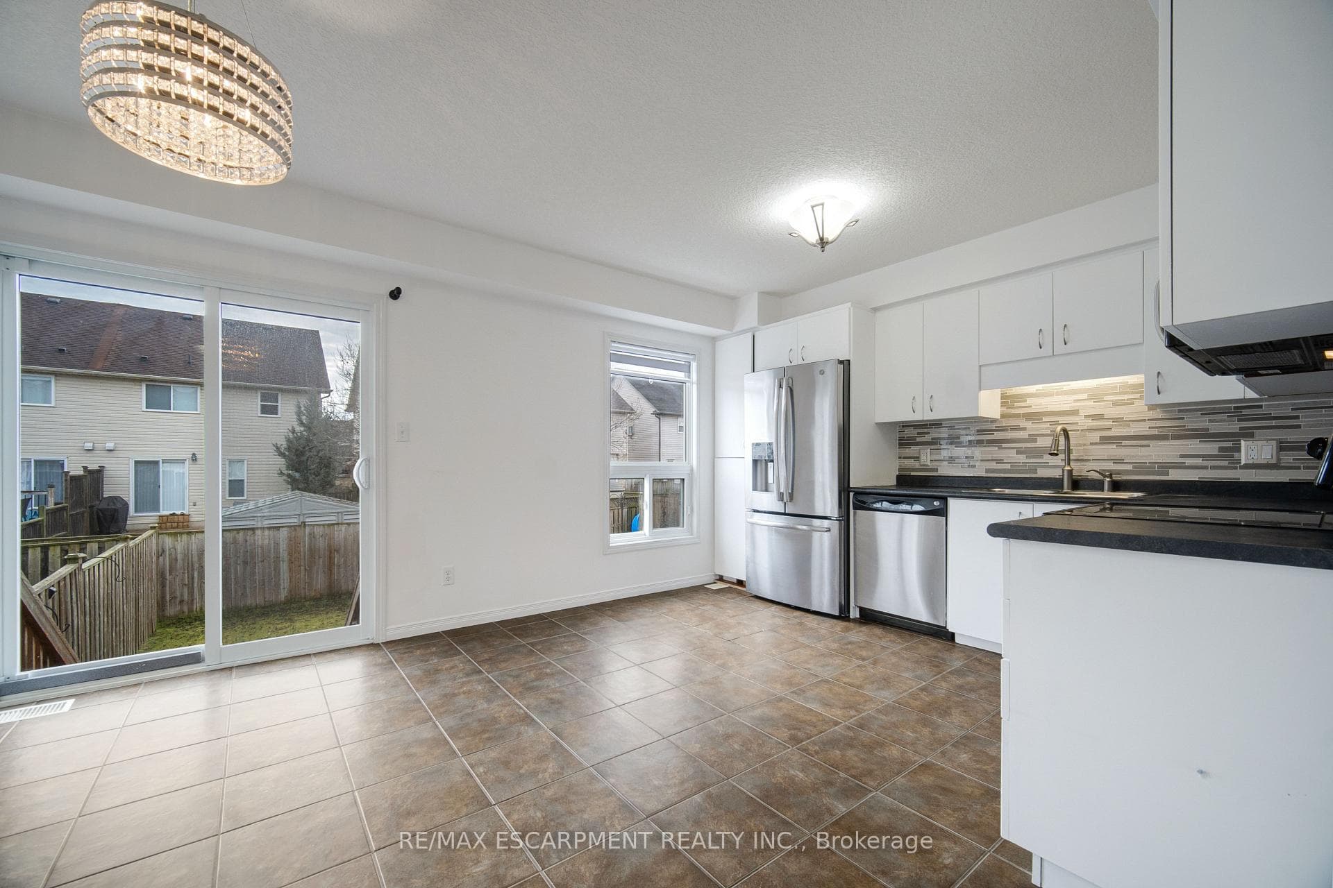 284 Sophia Crescent photo 18