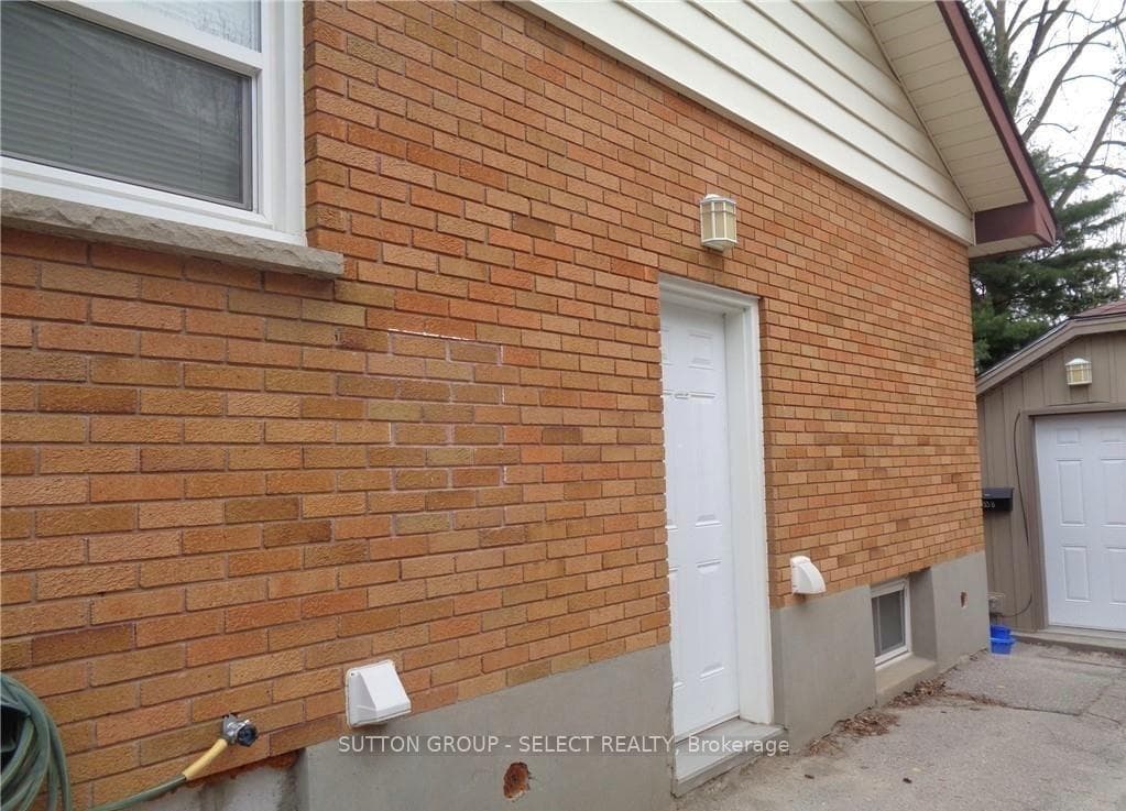 83 Britannia Avenue Unit LOWER photo 2