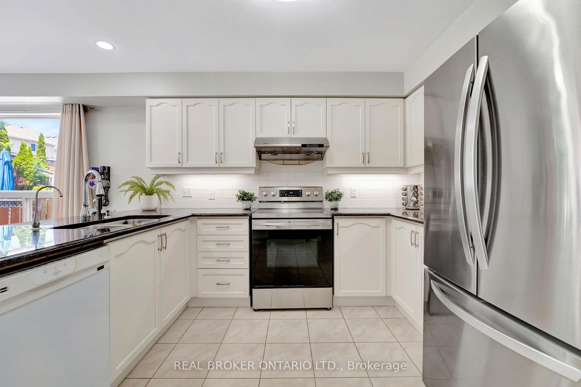 35 Dubrick Crescent photo 11