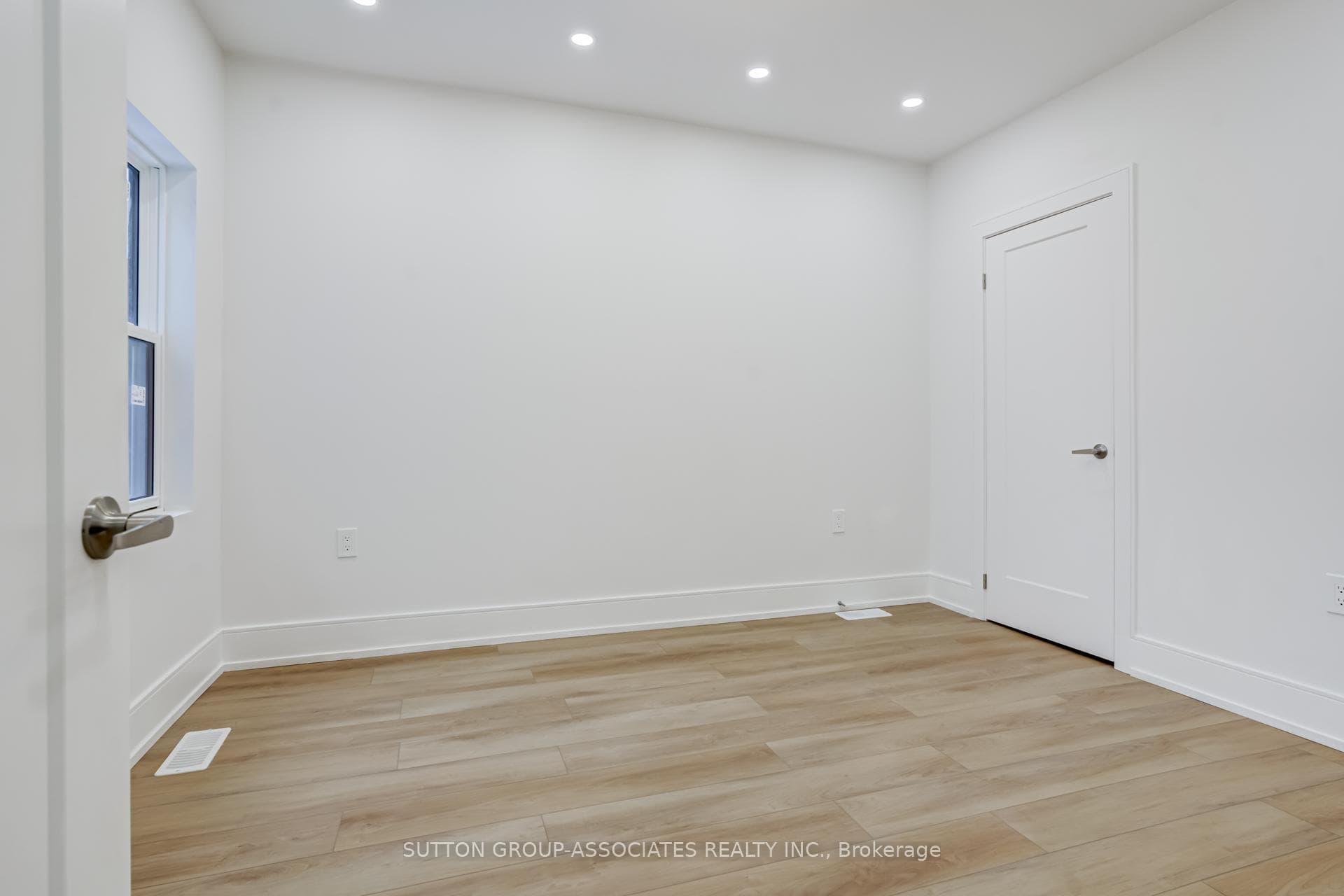 885A Dovercourt Road Unit Upper photo 28