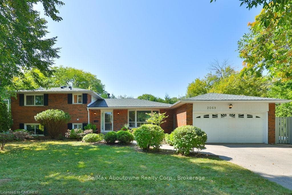 2069 THORNLEA Drive photo 1