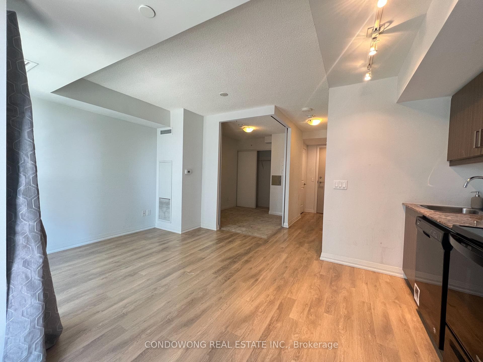 30 Meadowglen Place Unit 408 photo 13