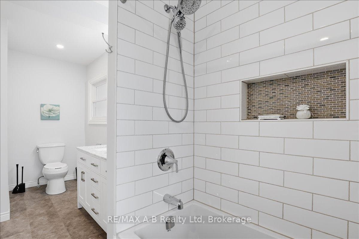 296 Huron Street photo 24
