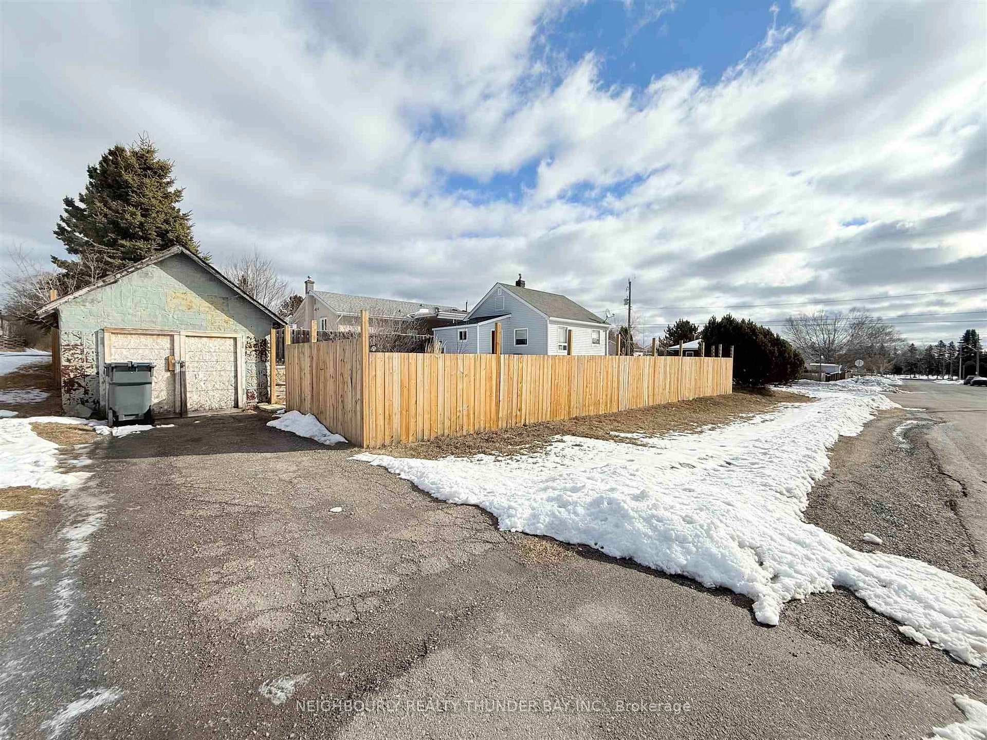 543 Leslie Avenue photo 30