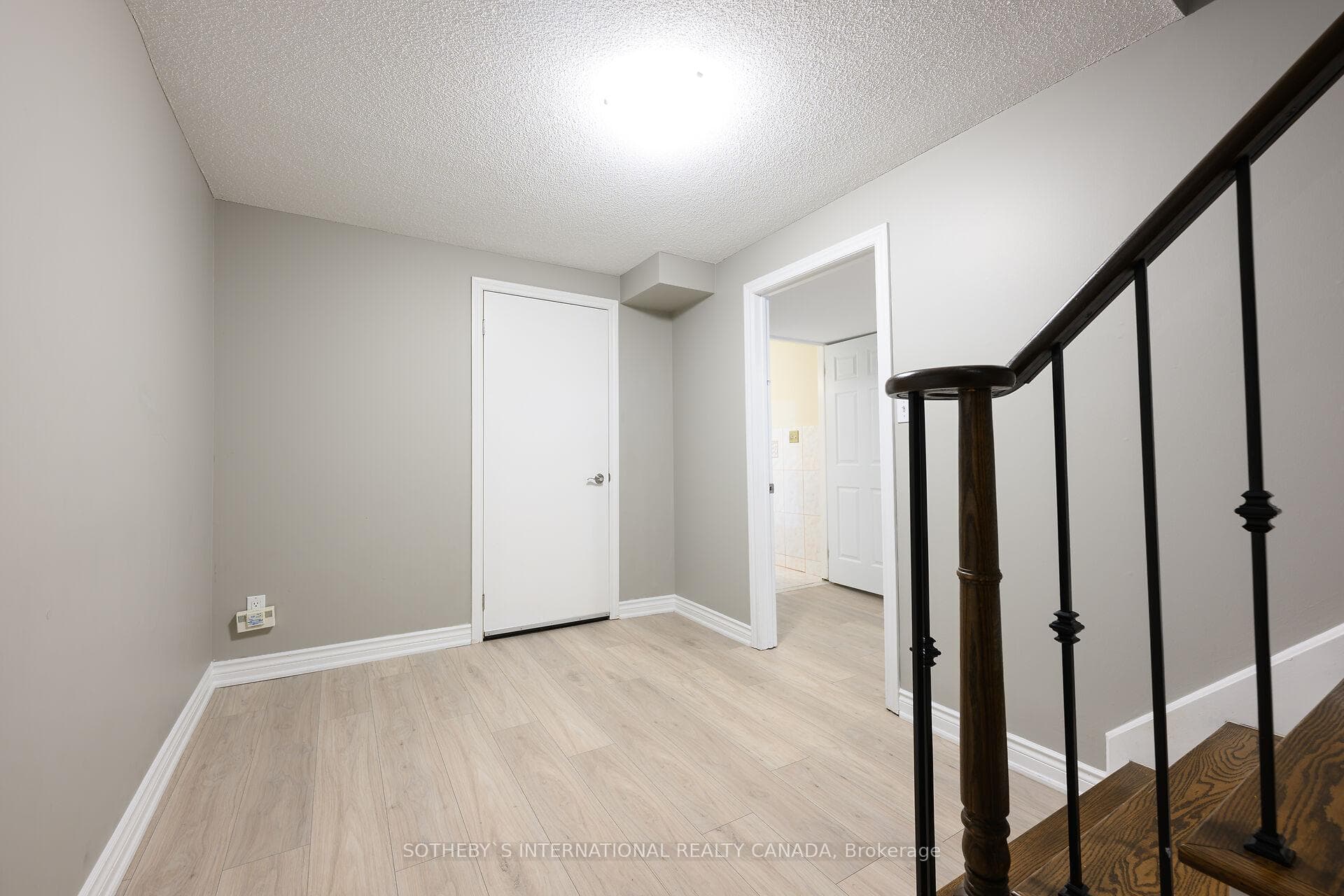 1422 Summerhill Crescent photo 34
