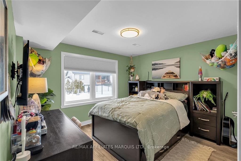 2125 BURKE Avenue photo 18