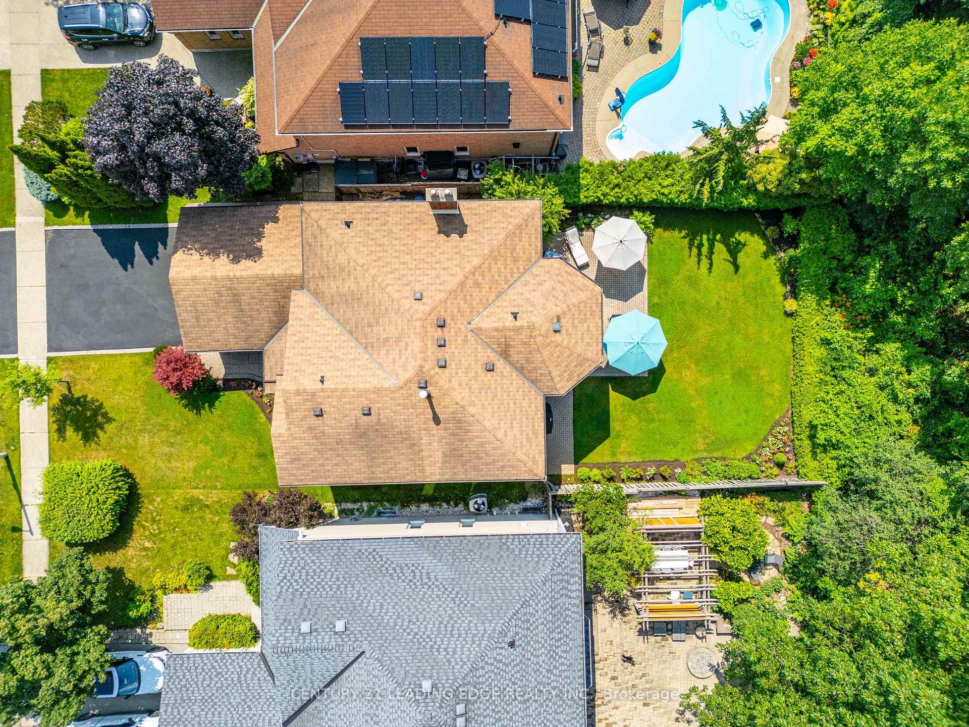 1482 QUEENSBURY Crescent photo 48