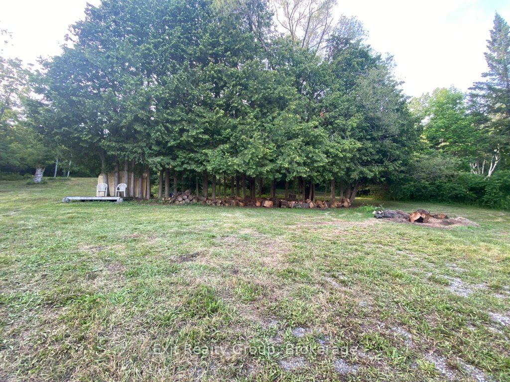 Parking area by House