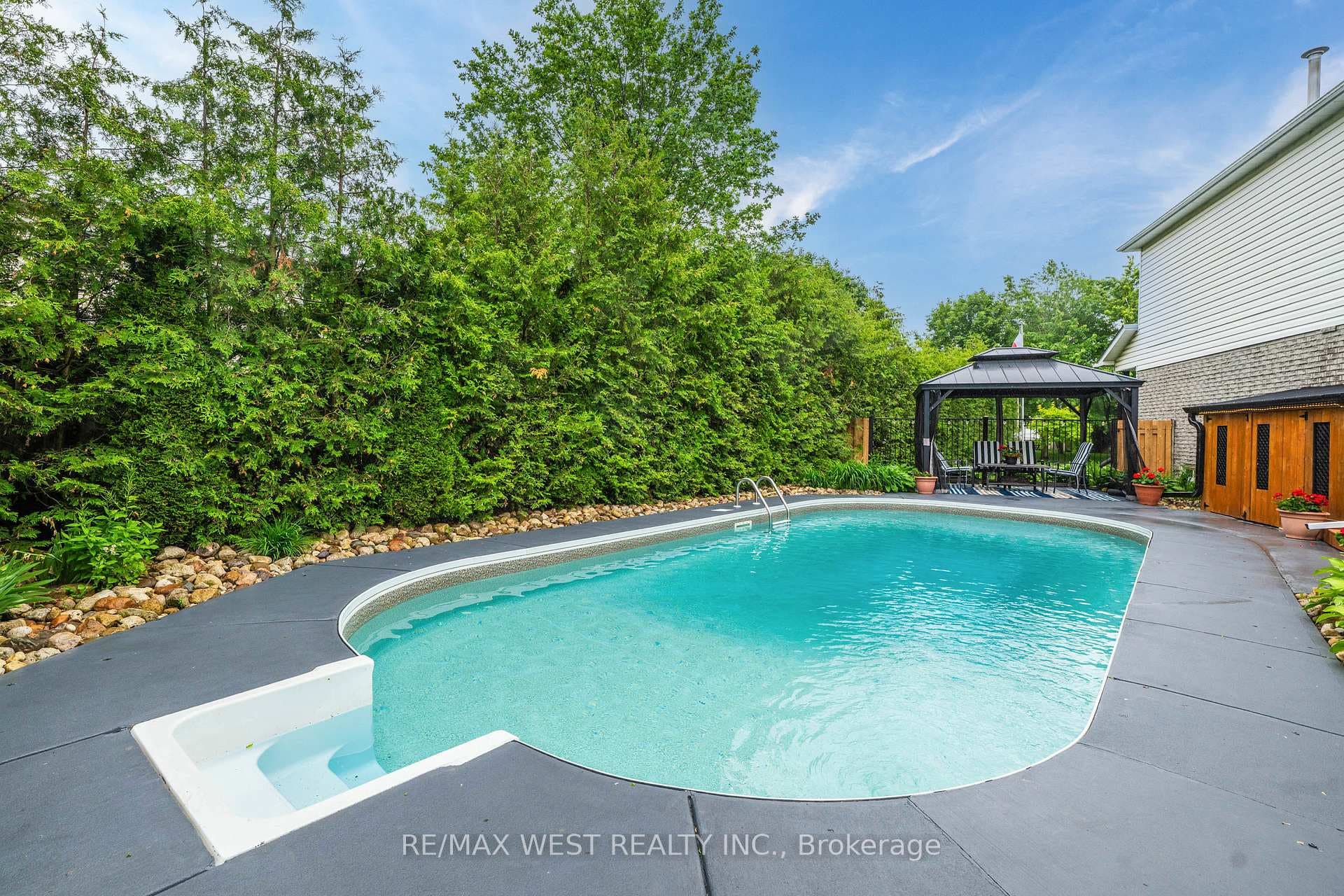 203 Elizabeth Crescent photo 35