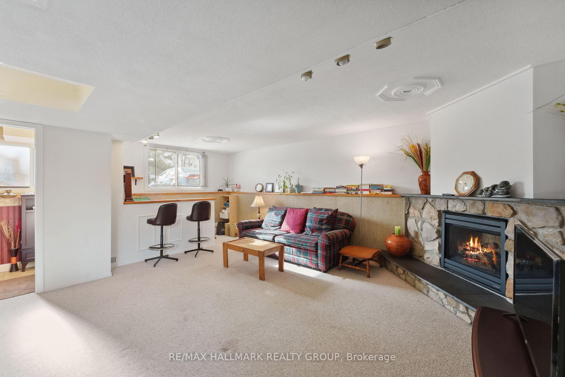 737 Stiles Crescent photo 19