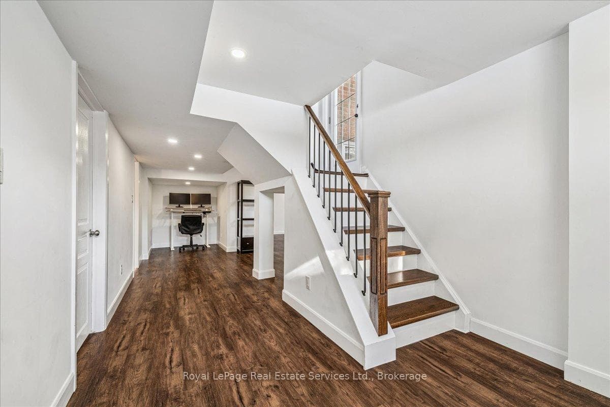 384 Strathcona Drive photo 18