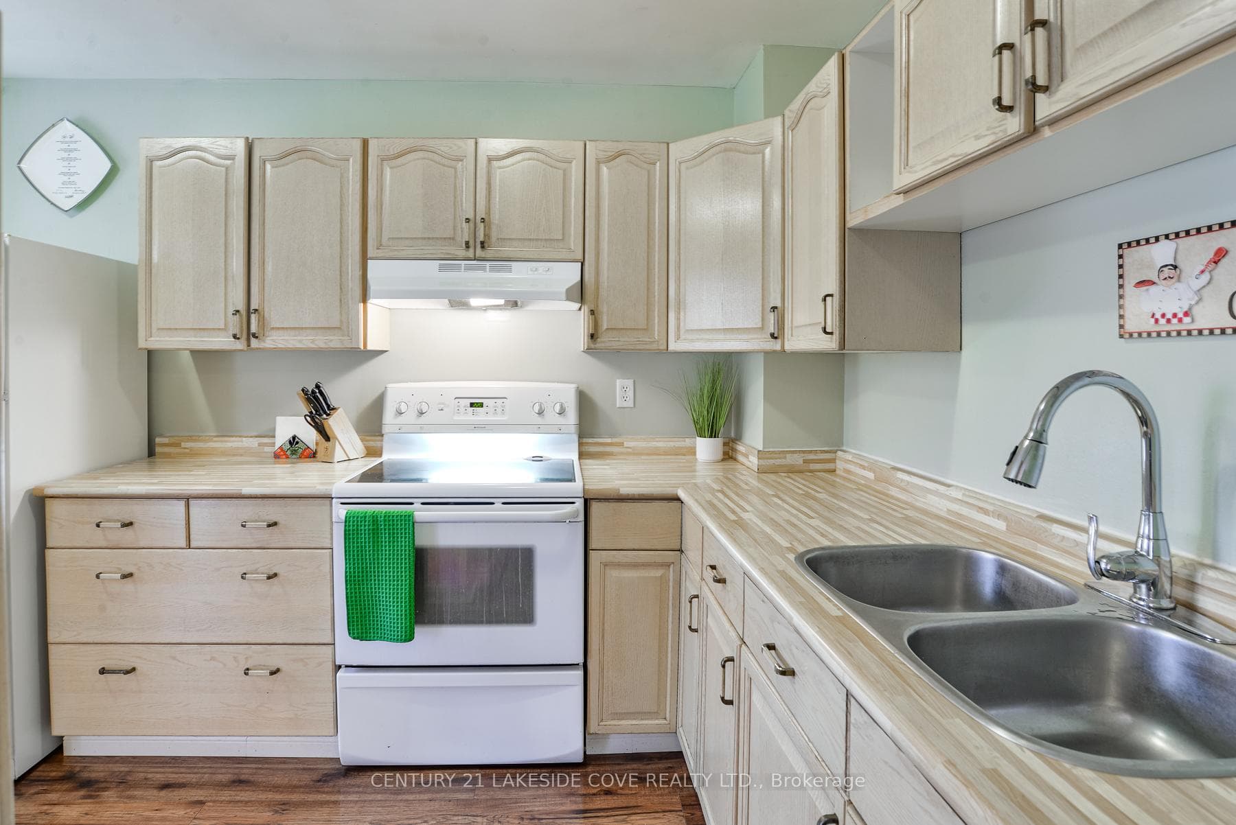 Double Sink - Lots of Cupboard, Storage