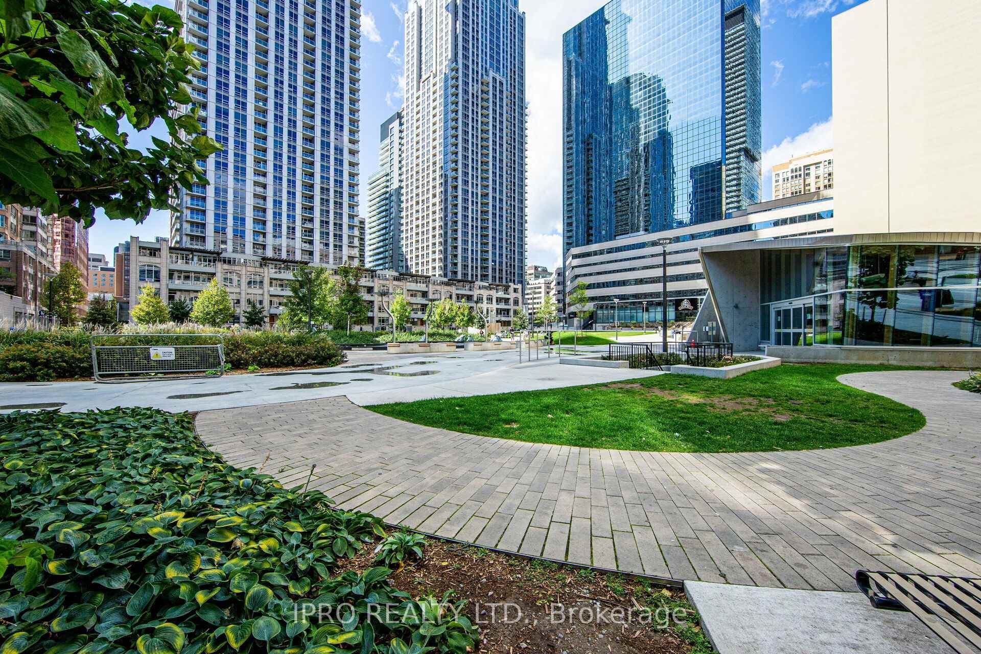 386 Yonge Street Unit 708 photo 3
