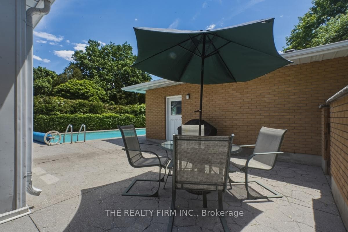 52 Maxwell Crescent photo 35