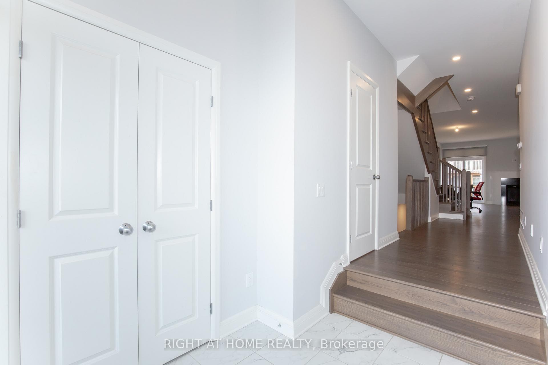 521 Hitzlay Terrace photo 2