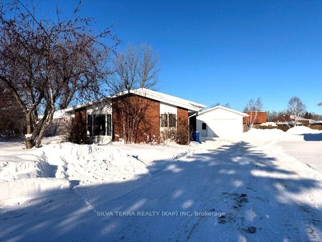 6 Champlain Crescent photo 1