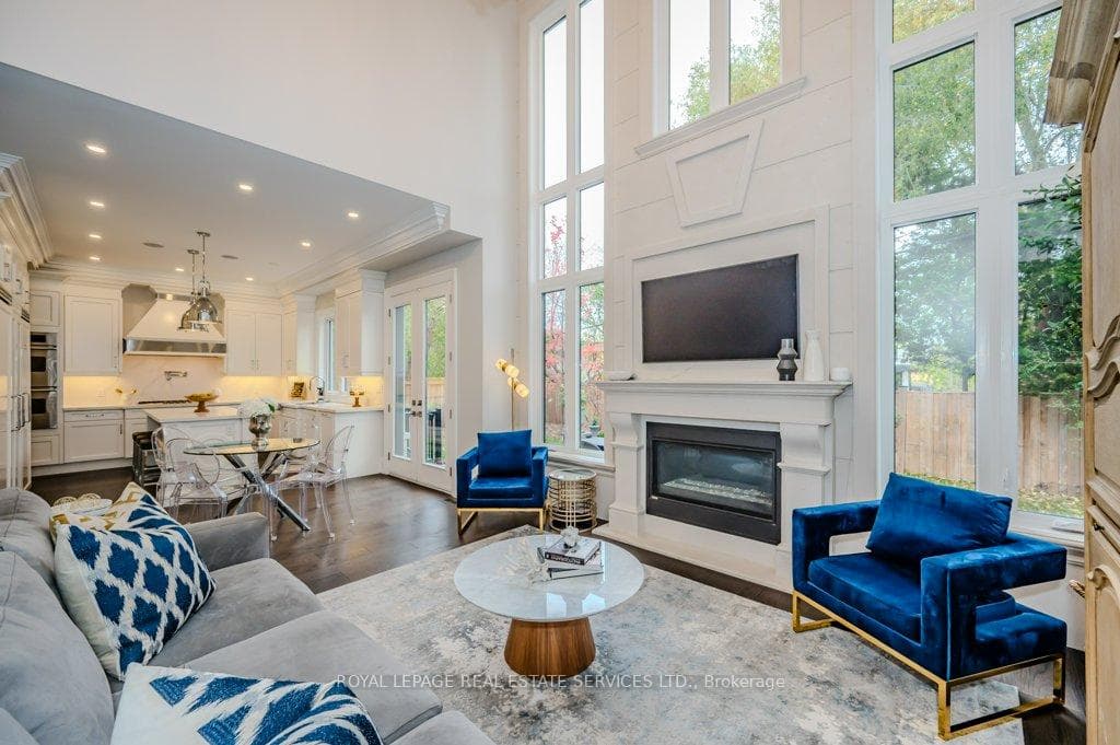 Great Room with 20' Ceiling & Linear Gas Fireplace