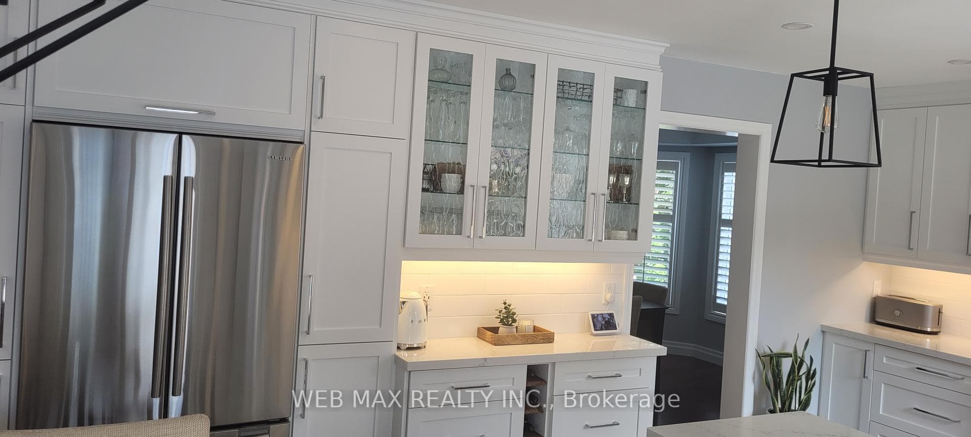 Solid hardwood cupboards, pantry with glass, quarz