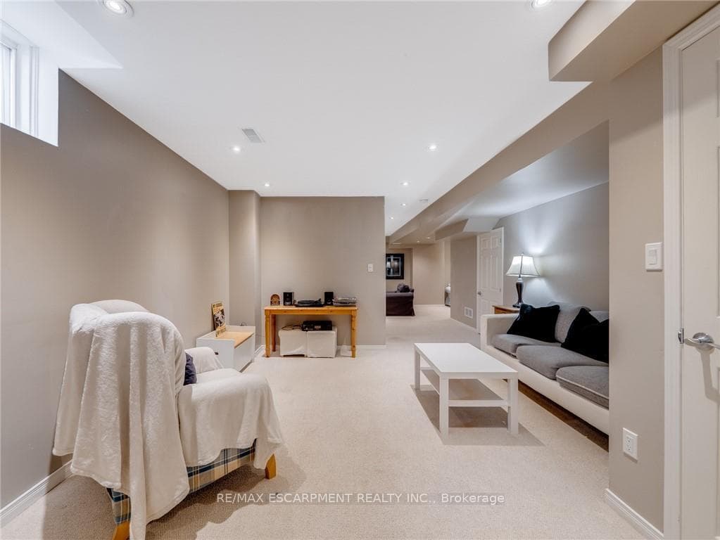 1005 Holdsworth Crescent photo 25