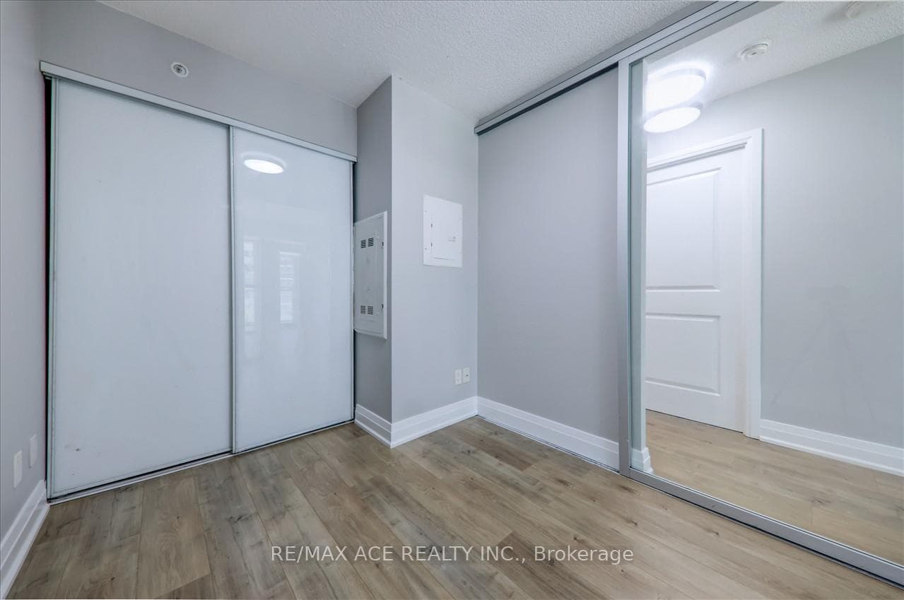 30 Meadowglen Place Unit 306 photo 18