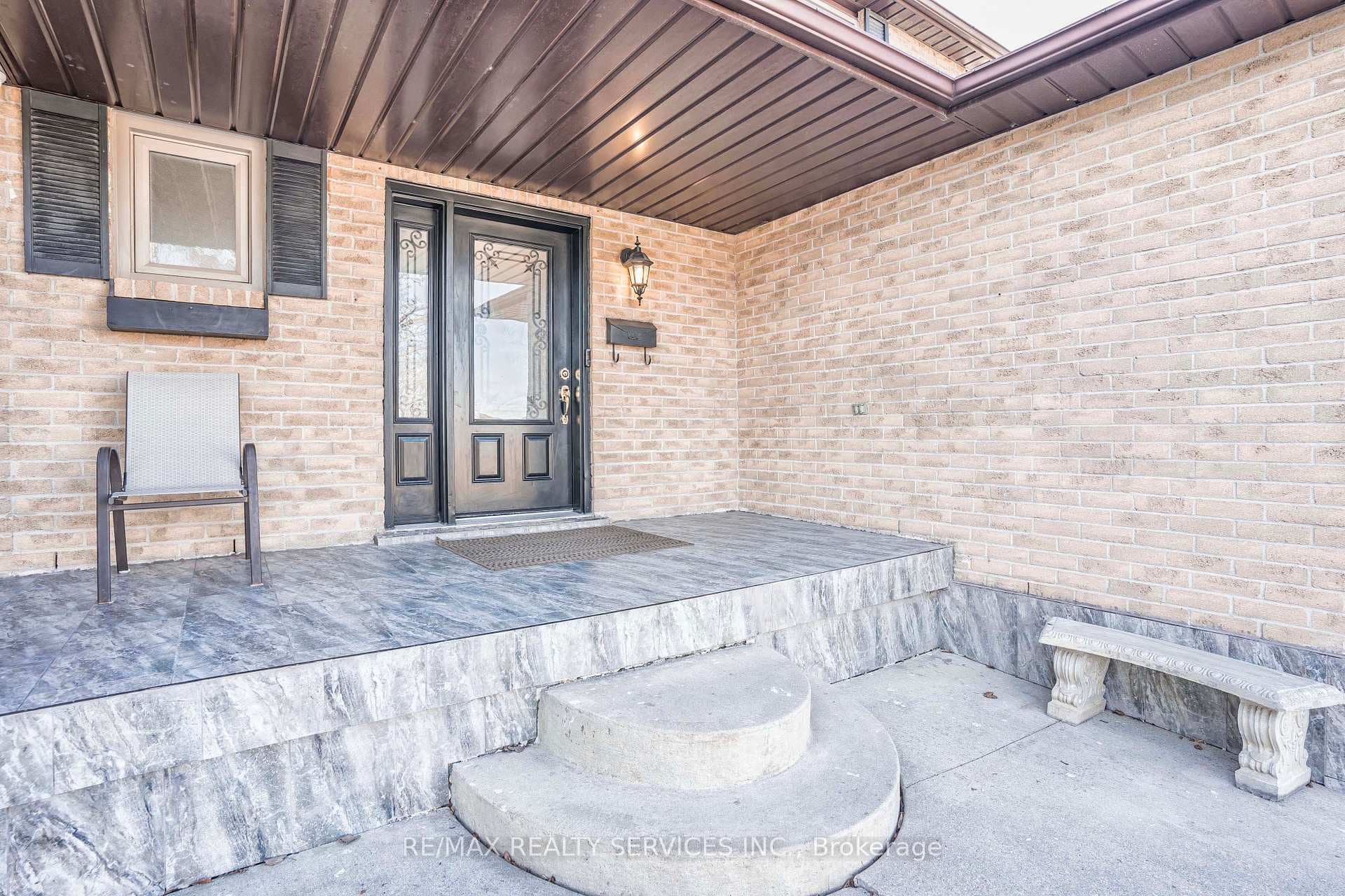1594 Upper Wellington Street photo 3