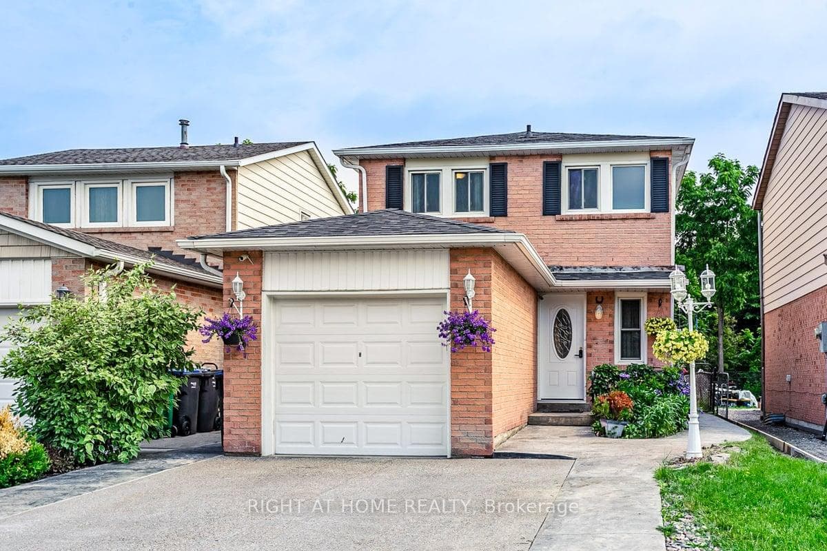 156 Martindale Crescent photo 1