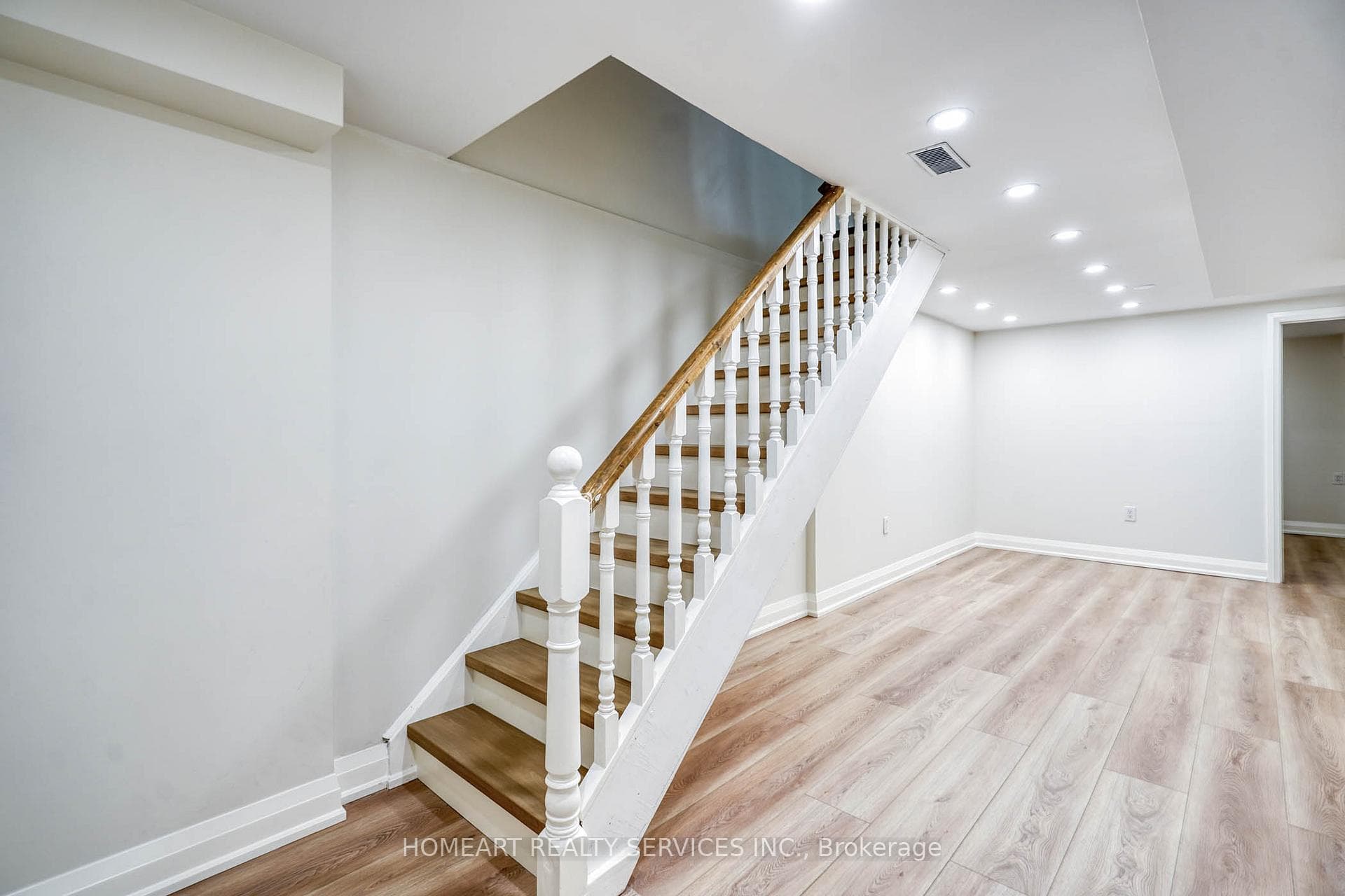 2 Camelot Way photo 27