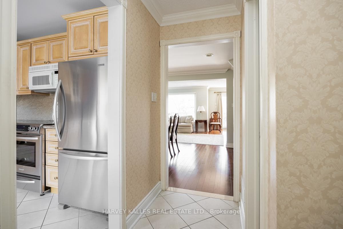 1374 Avenue Road photo 2