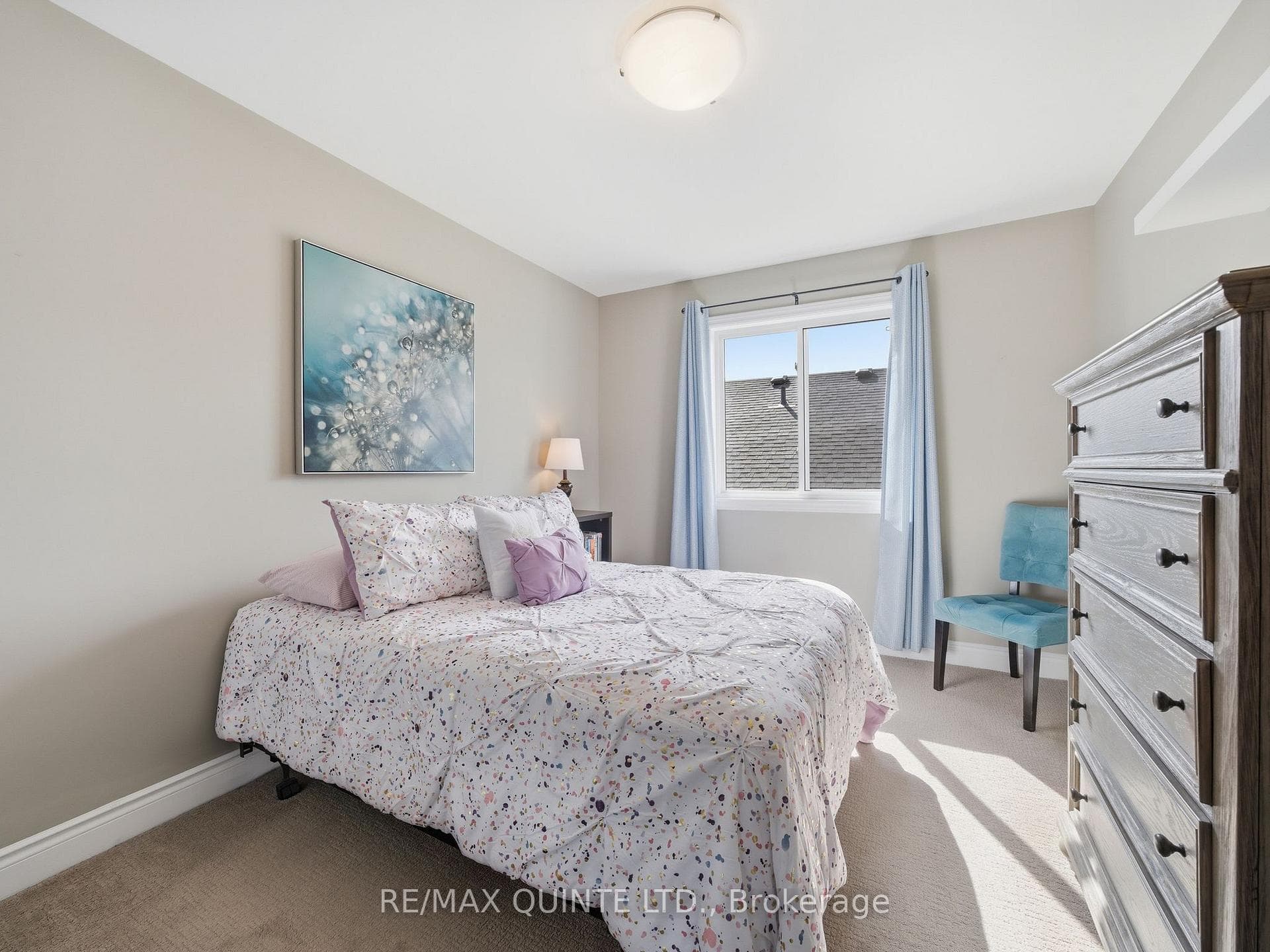 Second bedroom, no direct view of neighbours.