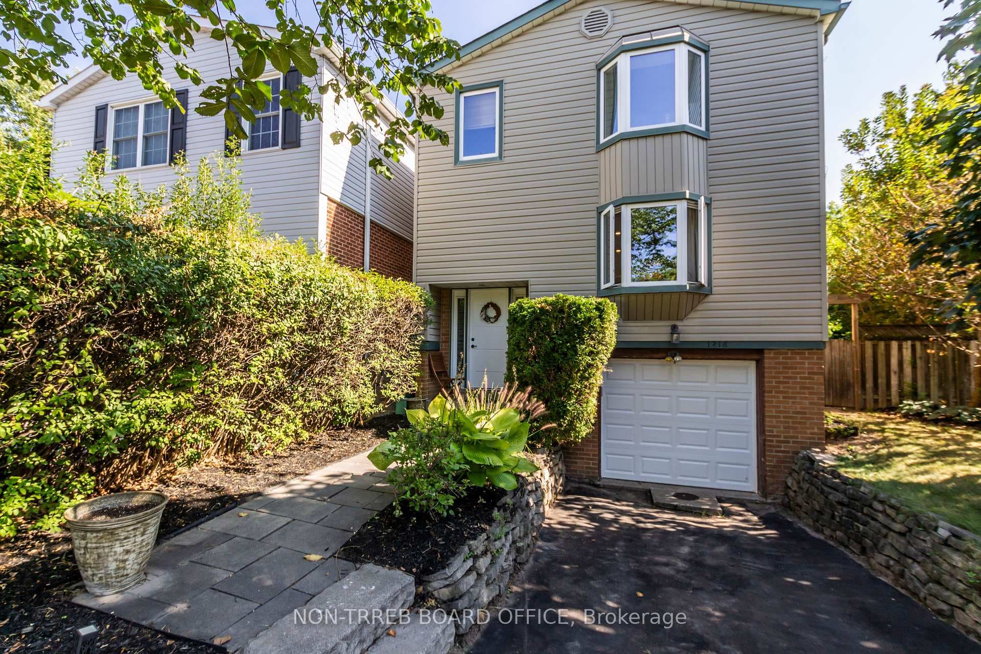 1216 Consort Crescent photo 1