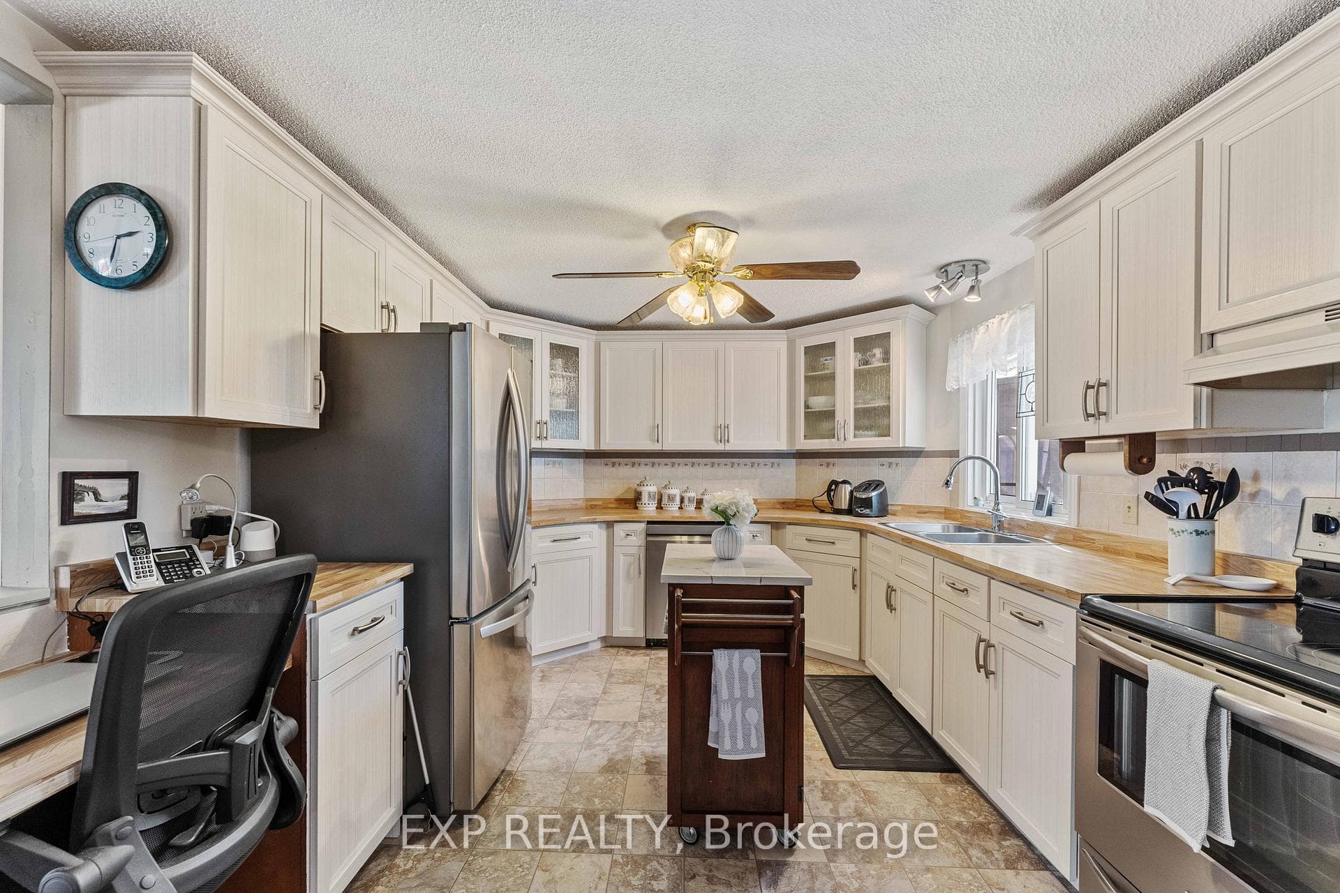 Large family size kitchen