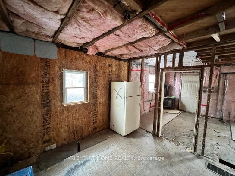 92 Westmount Drive photo 5