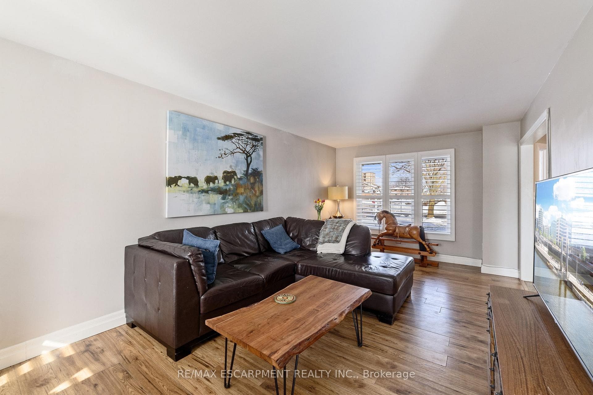 161 TWIN Crescent photo 11