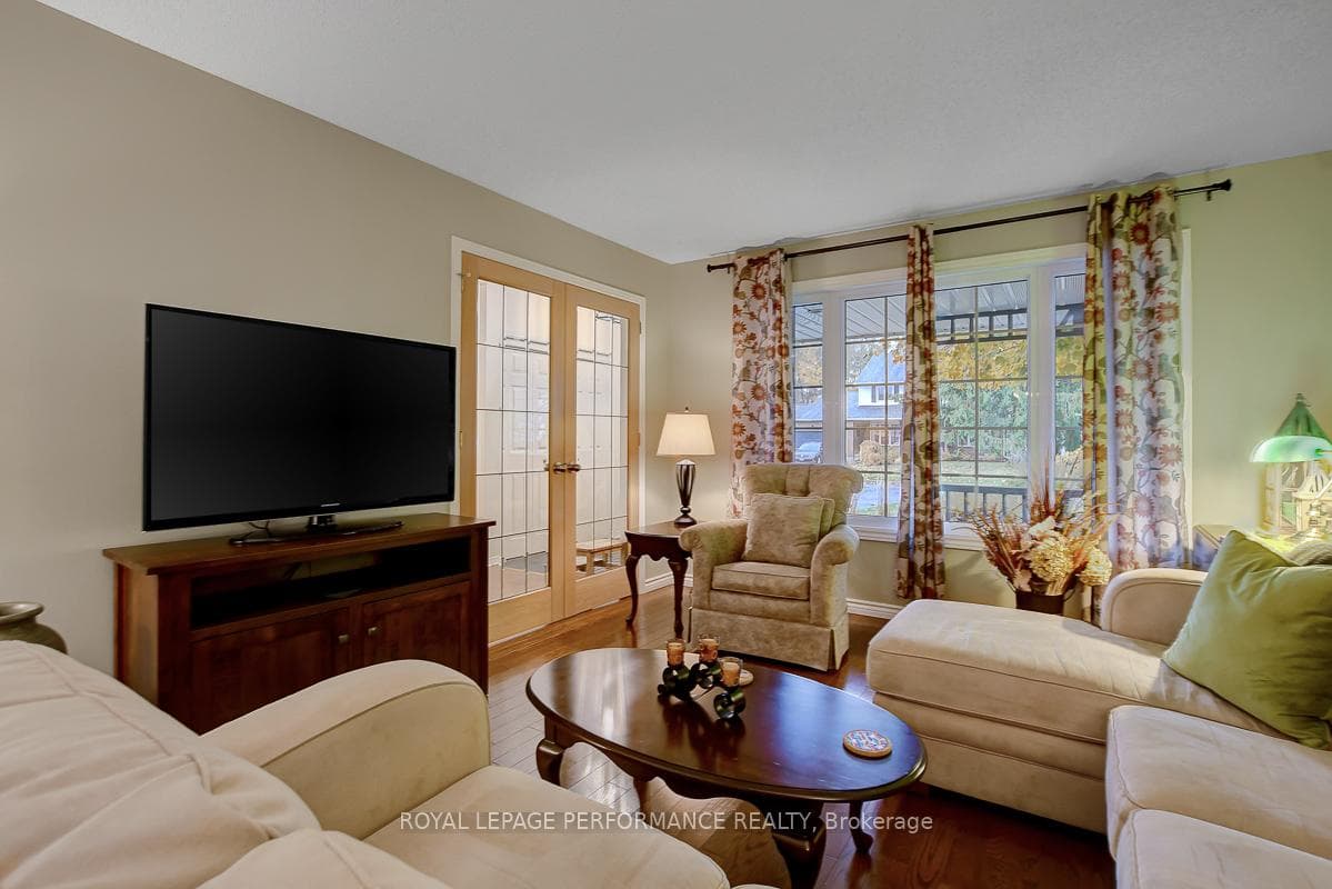 32 Parklands Avenue photo 10