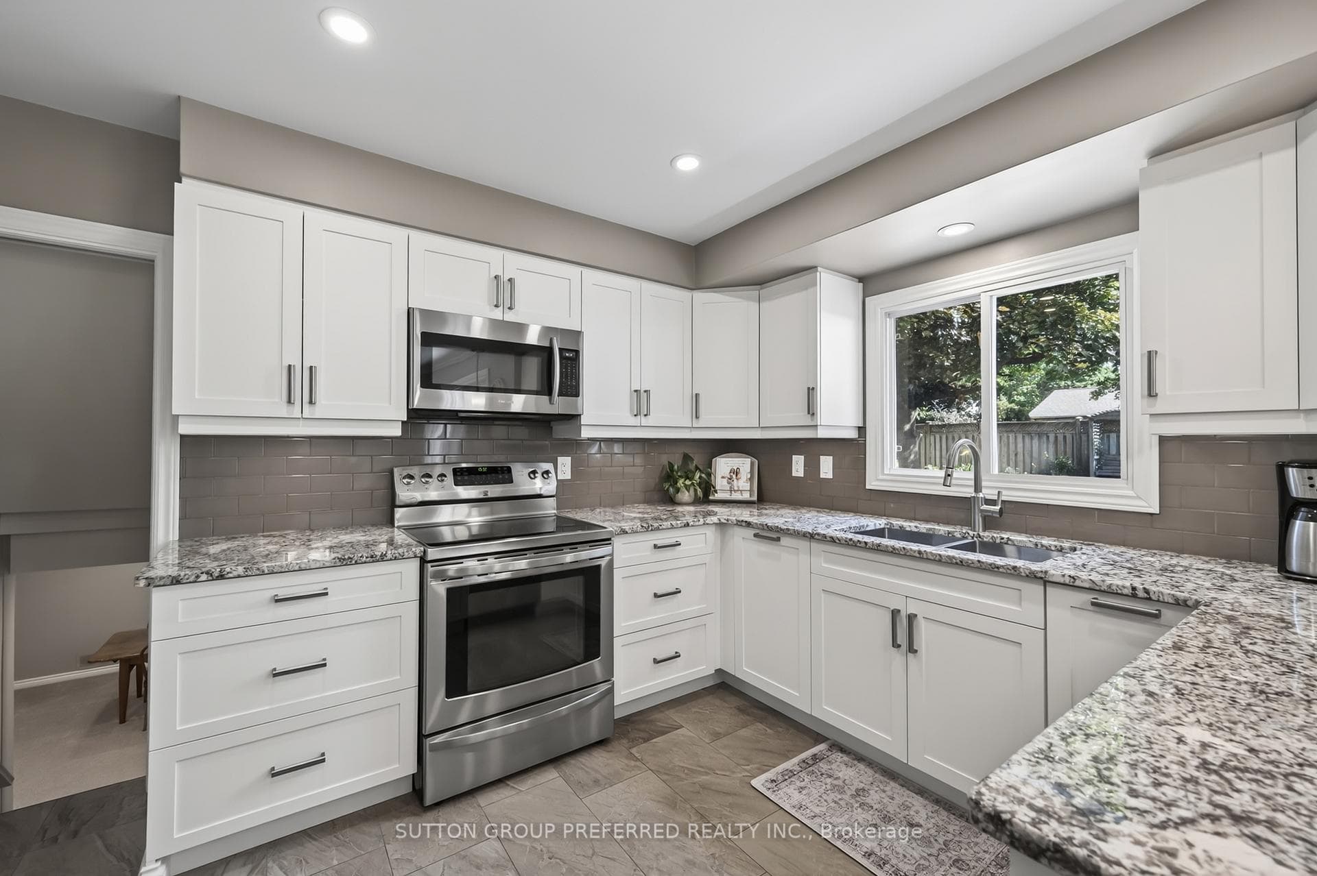 647 Glengyle Crescent photo 9