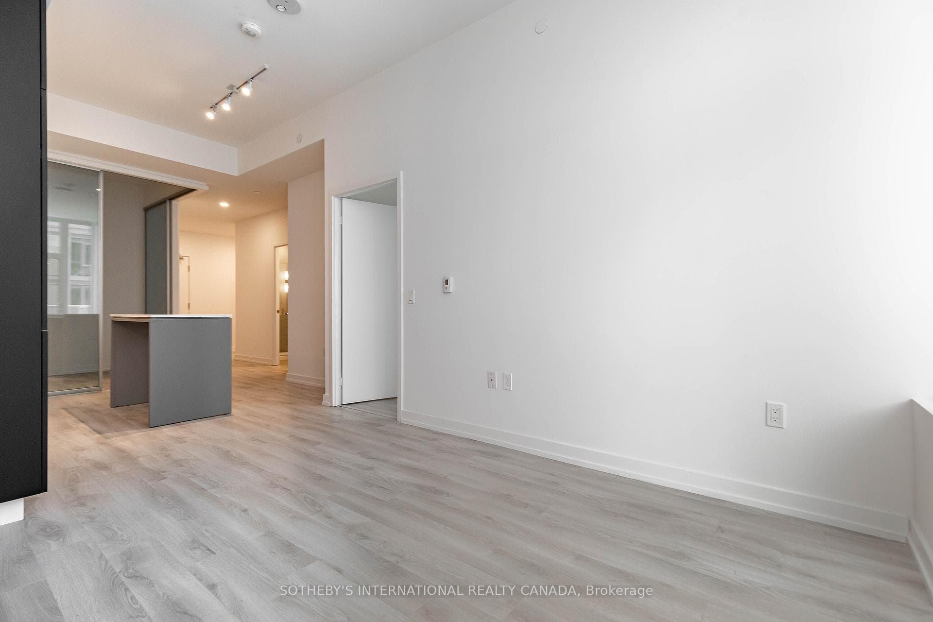 33 Helendale Avenue Unit 403 photo 4