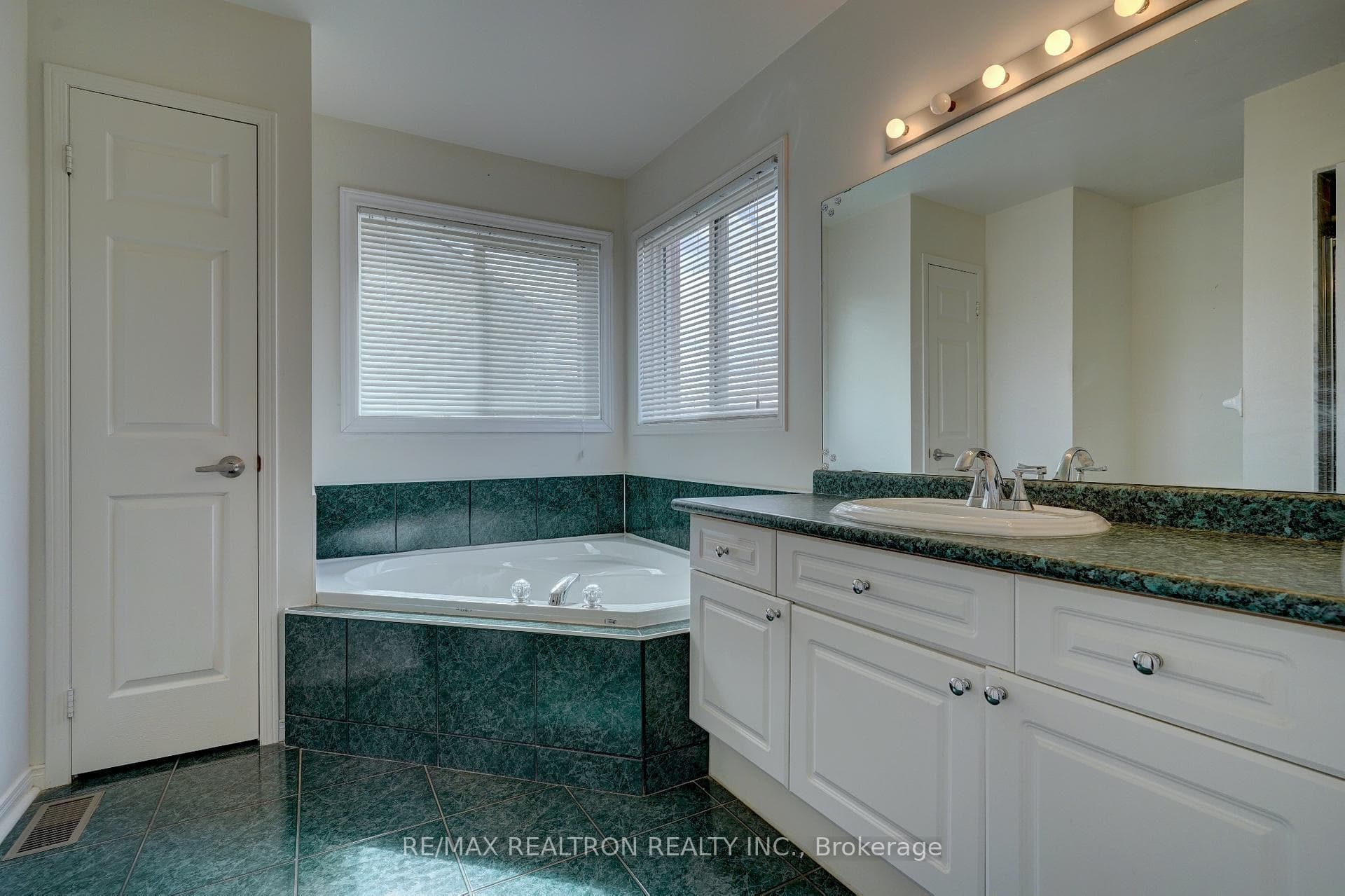 1448 Sandhurst Crescent photo 21
