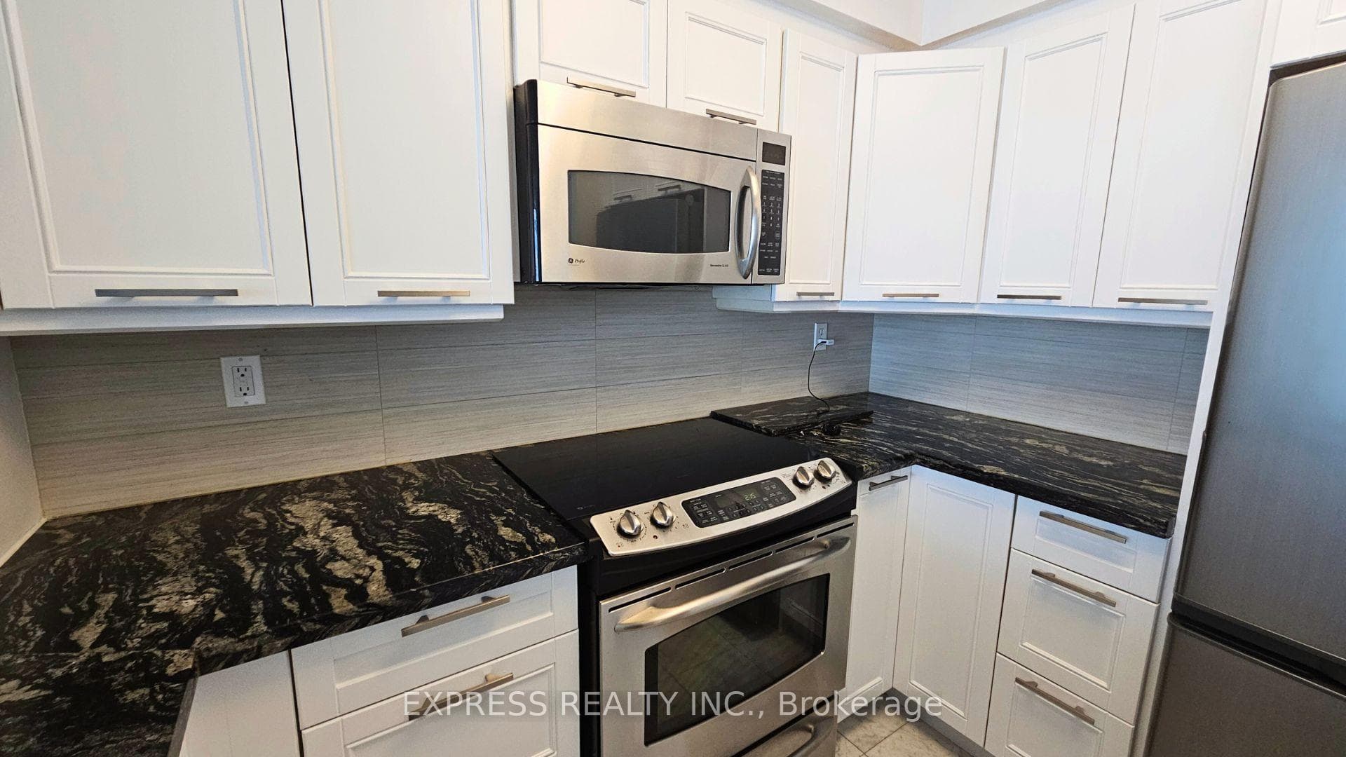 942 Yonge Street Unit 815 photo 6