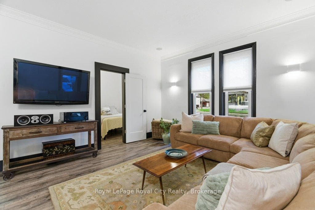 554 Woolwich Street photo 18