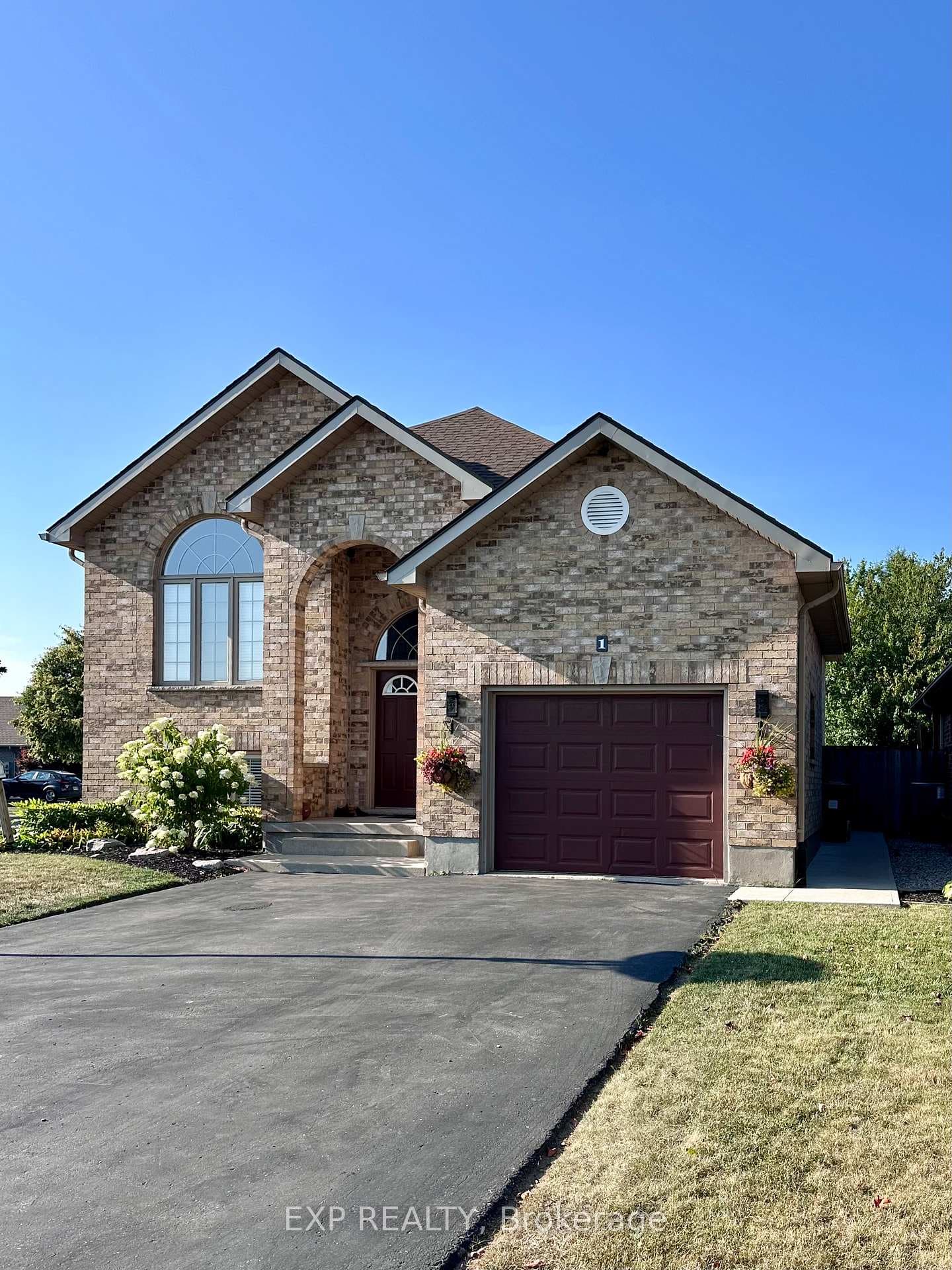 1 Falconridge Court photo 3