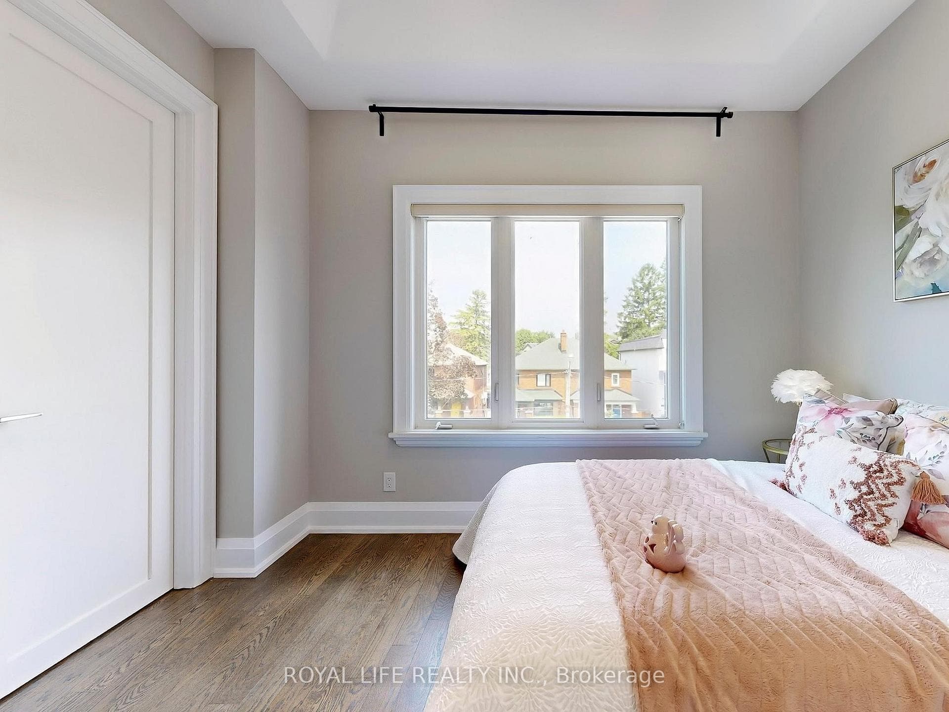279 Deloraine Avenue photo 32