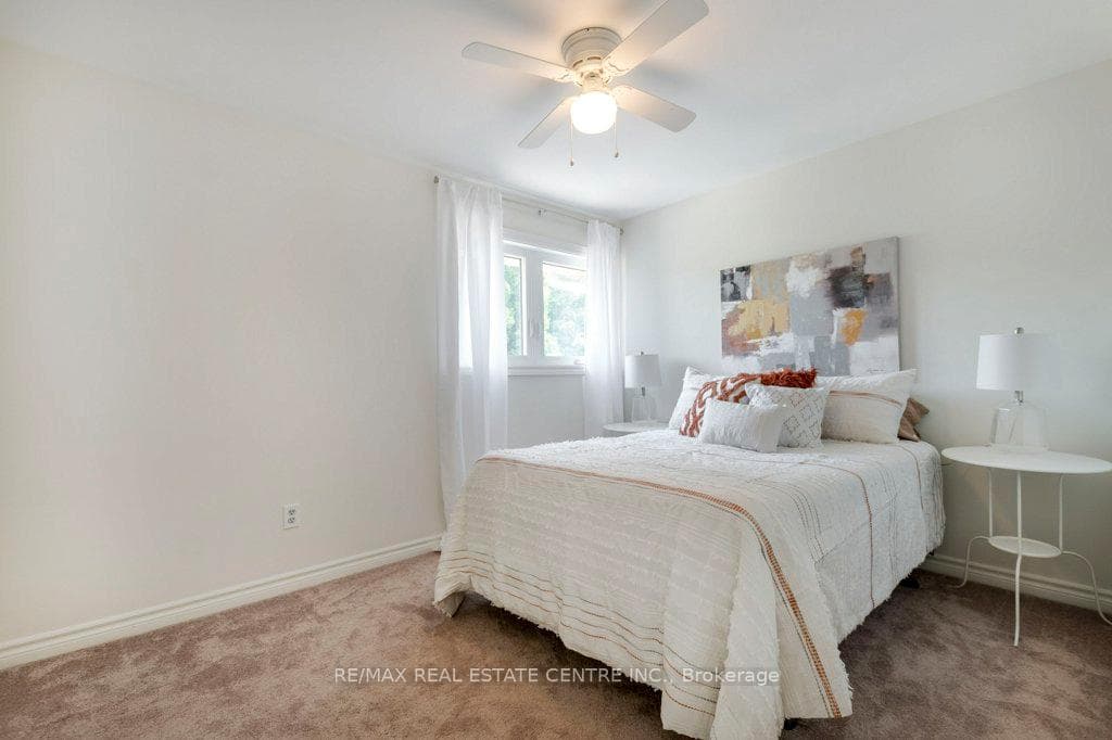 390 Satok Crescent photo 20
