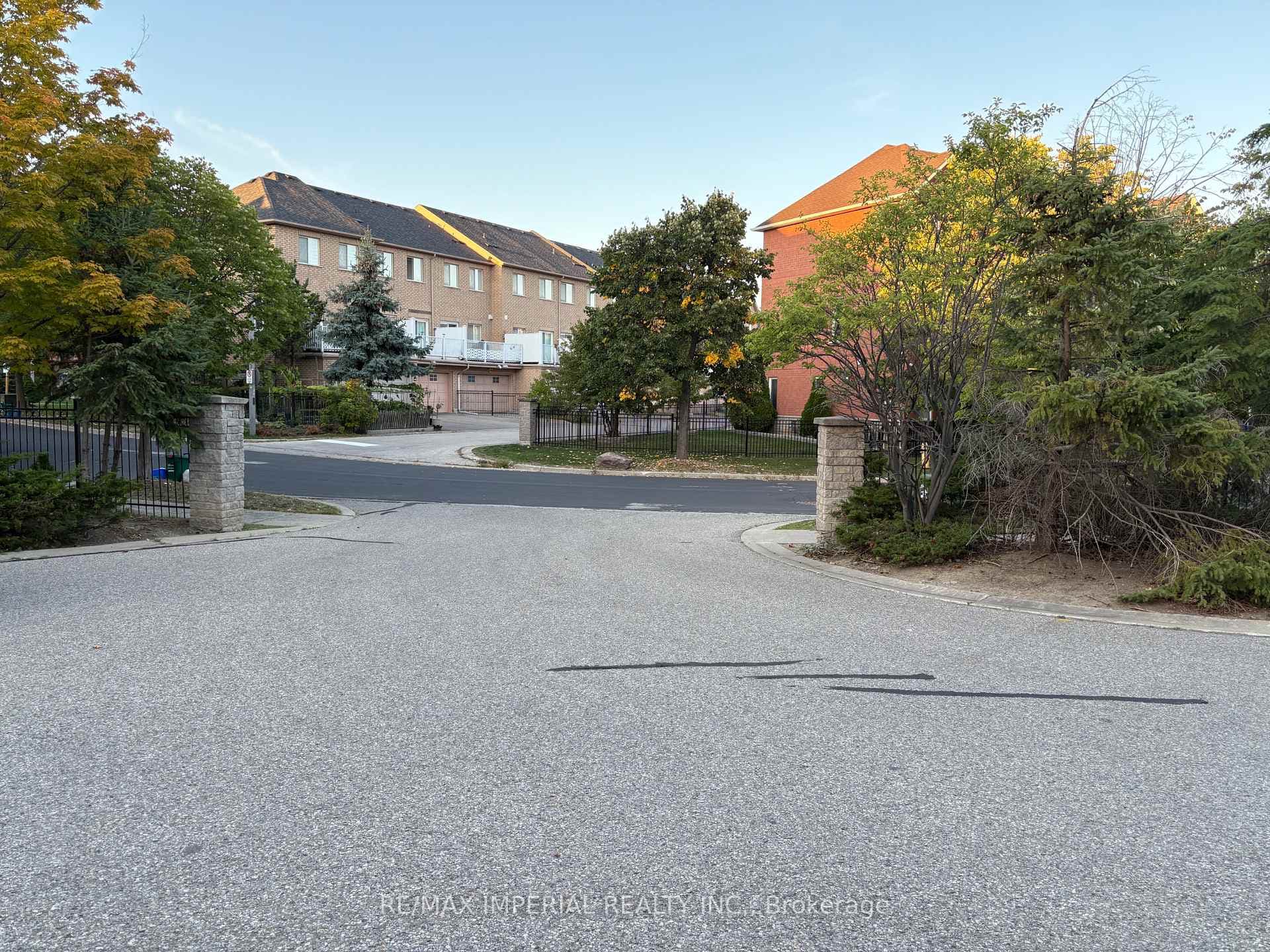 90 Leitchcroft Crescent photo 2