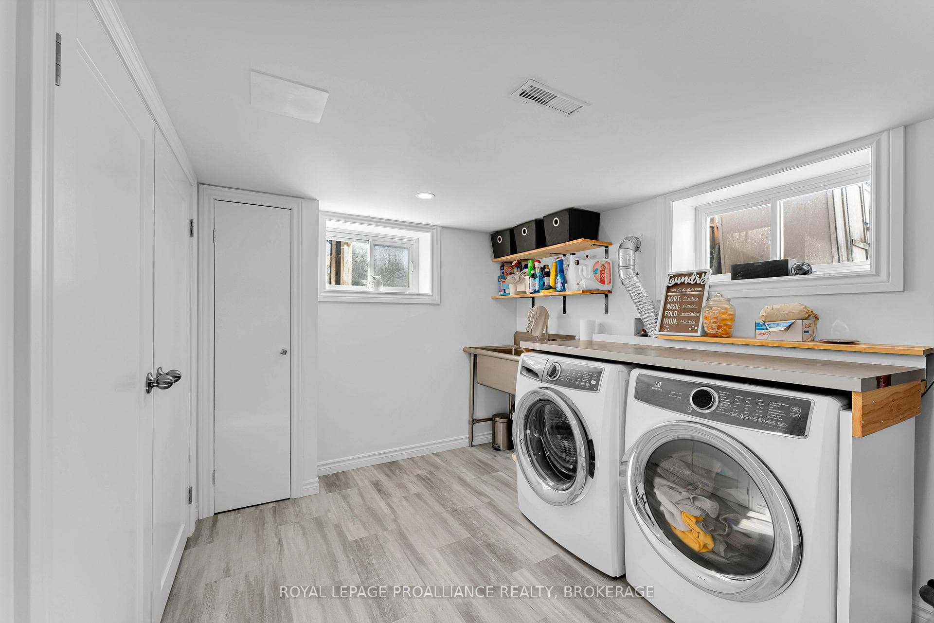 586 Union Street photo 23